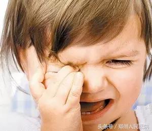 小女孩总是两眼泪汪汪……原来是睫毛“逆生长”