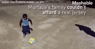 自制梅西球衣的小男孩,身穿梅西球衣的阿富汗男孩