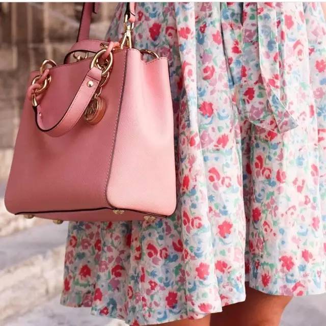 michaelkors奢侈品女包搭配,michaelkors时尚