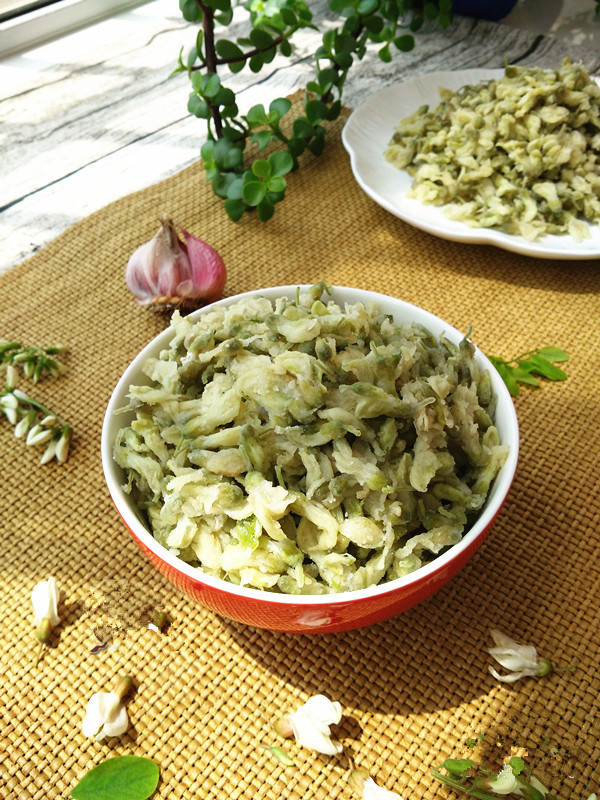 洋槐花蒸几分钟最好,蒸洋槐花麦饭的做法