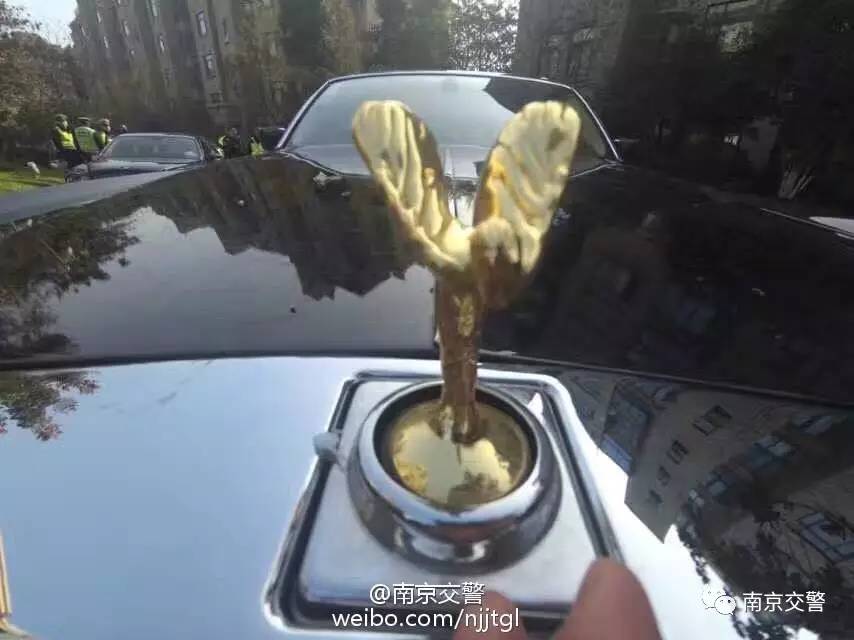 「一路有你」爷爷哄孙子,教2岁孩子在马路上开叉车……婚礼上的超豪华车队没接新娘去了哪里?