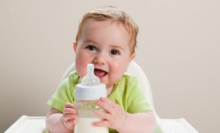 宝宝喝完奶打嗝正确处理方法,宝宝吐奶打嗝的处理方法