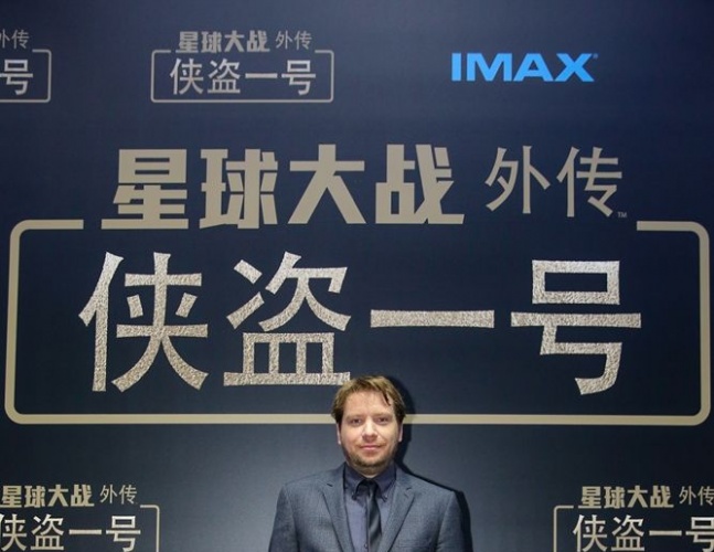 姜文《侠盗一号》红毯人气高菲丽希缇蓝裙优雅