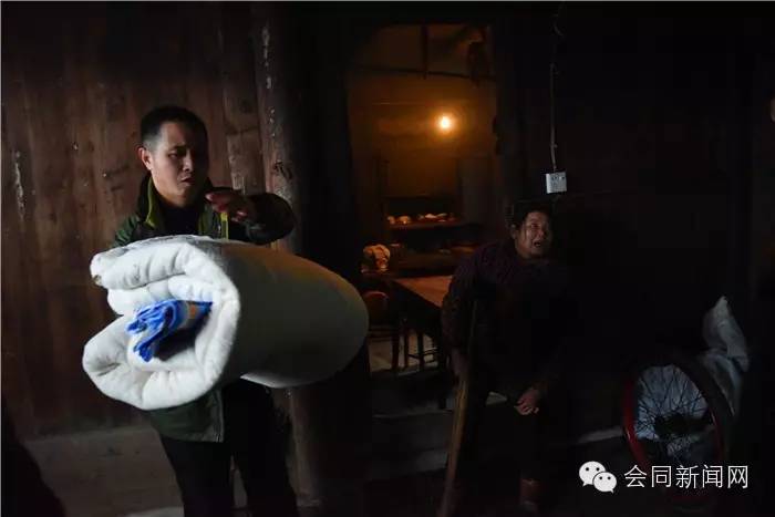 会同:昨天,欧阳海峰到道德模范家里检查年货