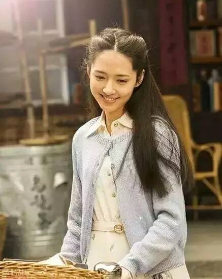 刘海不长不短尴尬期怎么弄好看,刘海两边太短了好丑怎么补救