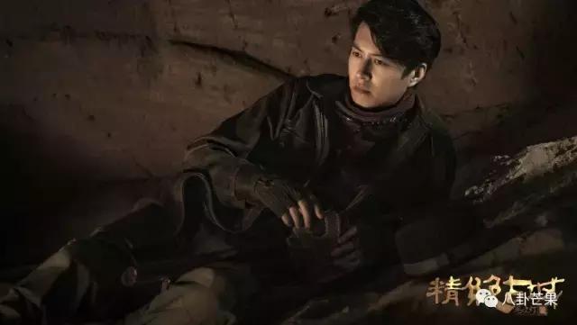 要被靳东的角色蒙蔽了双眼,他本人只有四岁,不能再多!