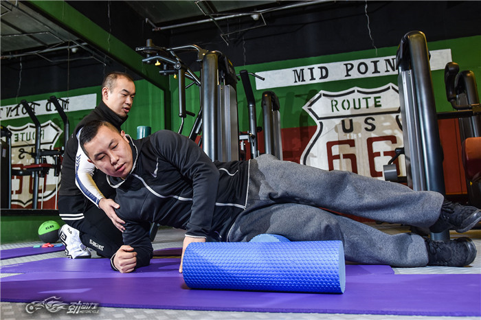 被美女瑜伽教练幸福的“折磨”着