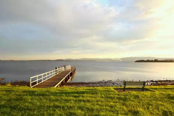 出国打工回国买房,国内房子卖了去国外旅游