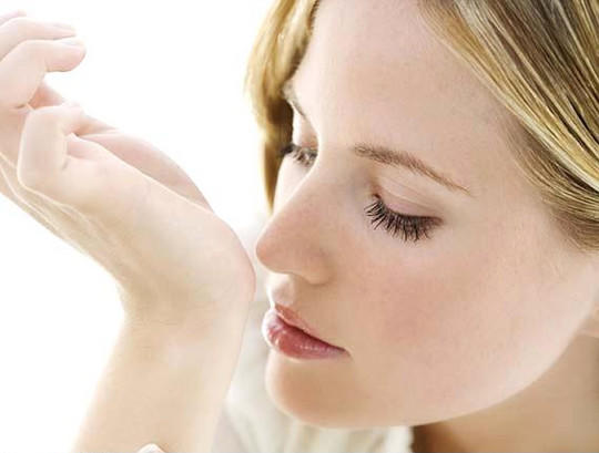 香水还是香膏好用,香水好用还是香膏好用