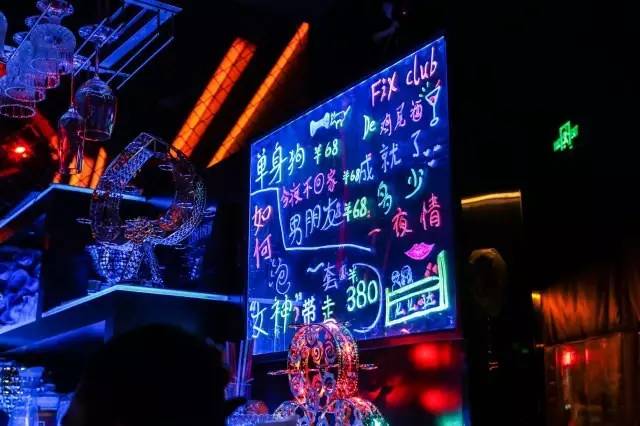 “圣诞大爷”们来成都了！随手把兰桂坊玩了个底朝天