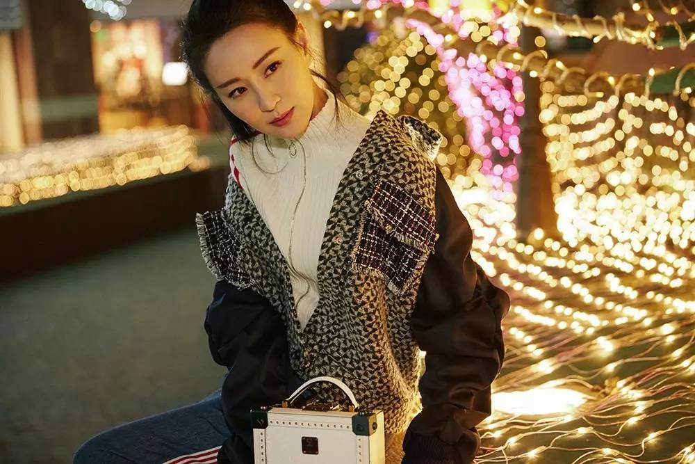 运动条纹星星包，亮闪闪鱼尾裙，从前穿灰布旗袍的王乐君居然这么时髦！