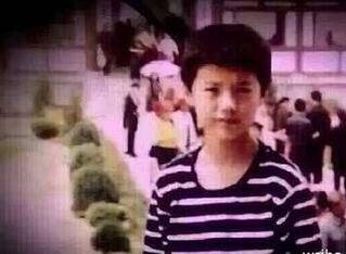 耿直鹿晗真是好脚力，身高不够，踮脚来补，带动大家一起踮起来