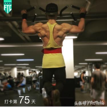 踢足球健身男,踢踢球跳跳舞