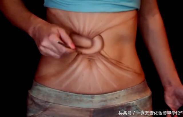 女子用化妆术“擦”掉身体，将腰打结！