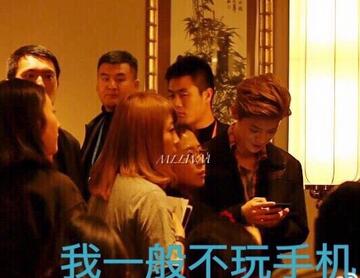 耿直鹿晗真是好脚力，身高不够，踮脚来补，带动大家一起踮起来