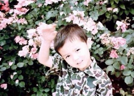 耿直鹿晗真是好脚力，身高不够，踮脚来补，带动大家一起踮起来