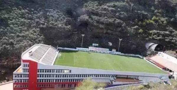 世界上最奇葩的足球场,世界最奇葩的足球场