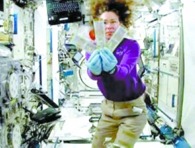 女宇航员上太空后，生理期还会正常吗？来事了咋处理？影响生育吗