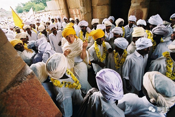 功夫瑜伽成龙和蛇,功夫瑜伽成龙带着狮子飙车