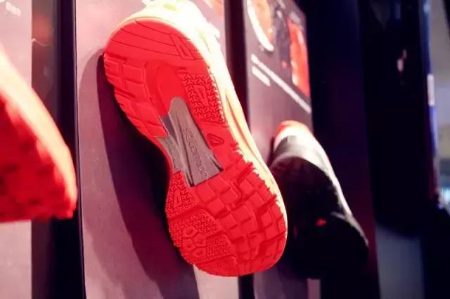 杭州这些运动潮店逆天了！跑鞋比肥皂还轻，冲锋衣堪比艺术品！