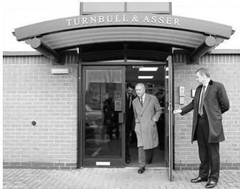 靠奢侈品提高身价蠢吗,靠奢侈品赚钱吗