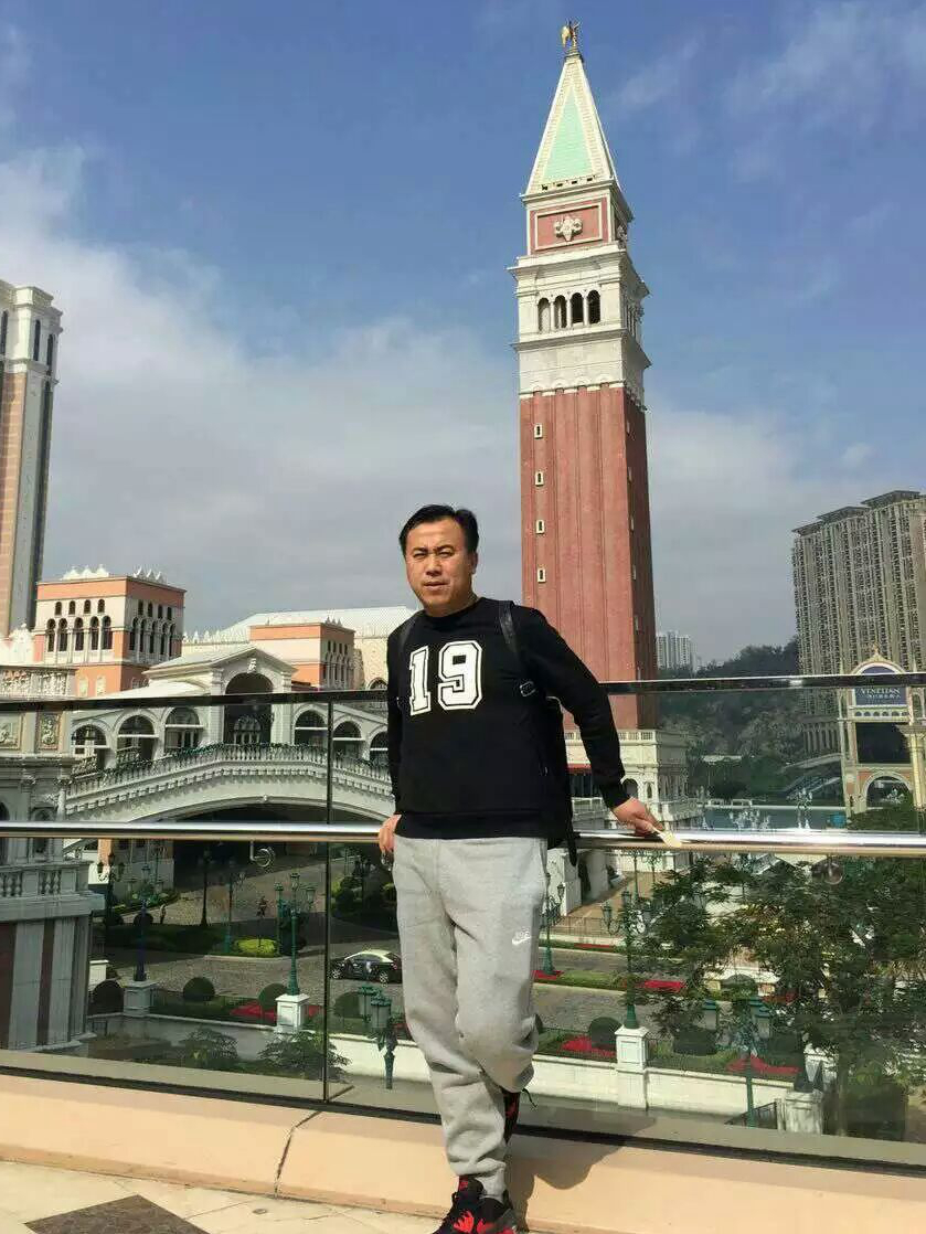 老胡送三爷礼物,老胡贴对联