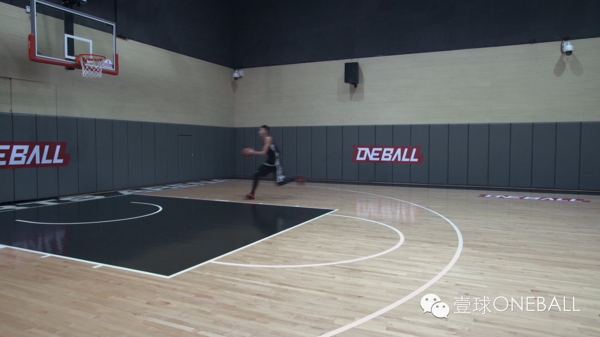 篮球秘笈高手,快攻一对一上篮技巧动图