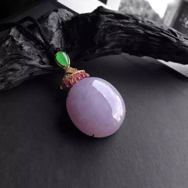 粉色紫罗兰翡翠,女人喜爱的珠宝