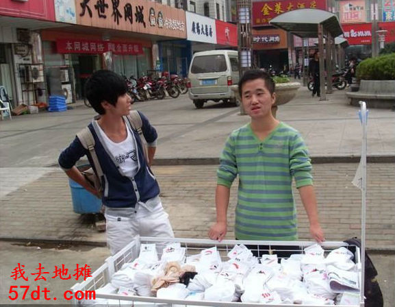 摆摊卖袜子创业经历,摆地摊卖袜子创业技巧