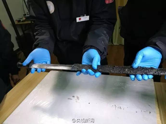 不堪救助站劝说，乞丐换上西装变身！