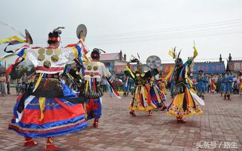 满族人过年有讲究：年猪不得有白毛，还要请乌鸦来吃肉？