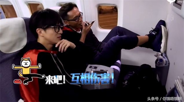 明星太没素质刘烨穿鞋踩飞机椅背黄晓明用臭袜子堵出风口！