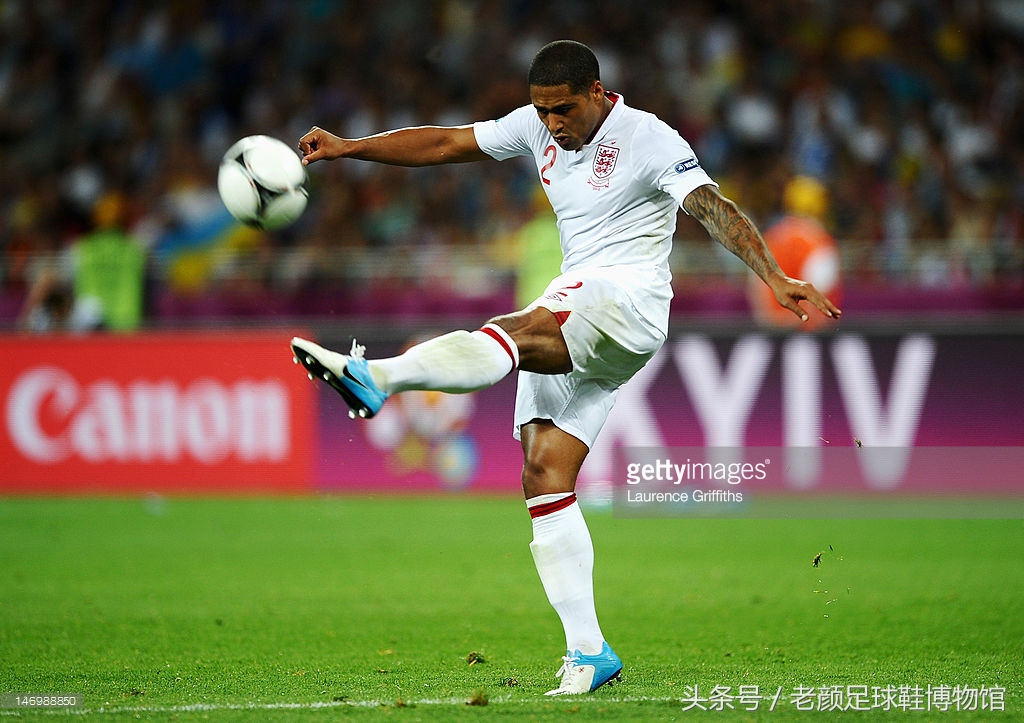 足球鞋阿迪和耐克谁更强,足球鞋耐克暗杀系列