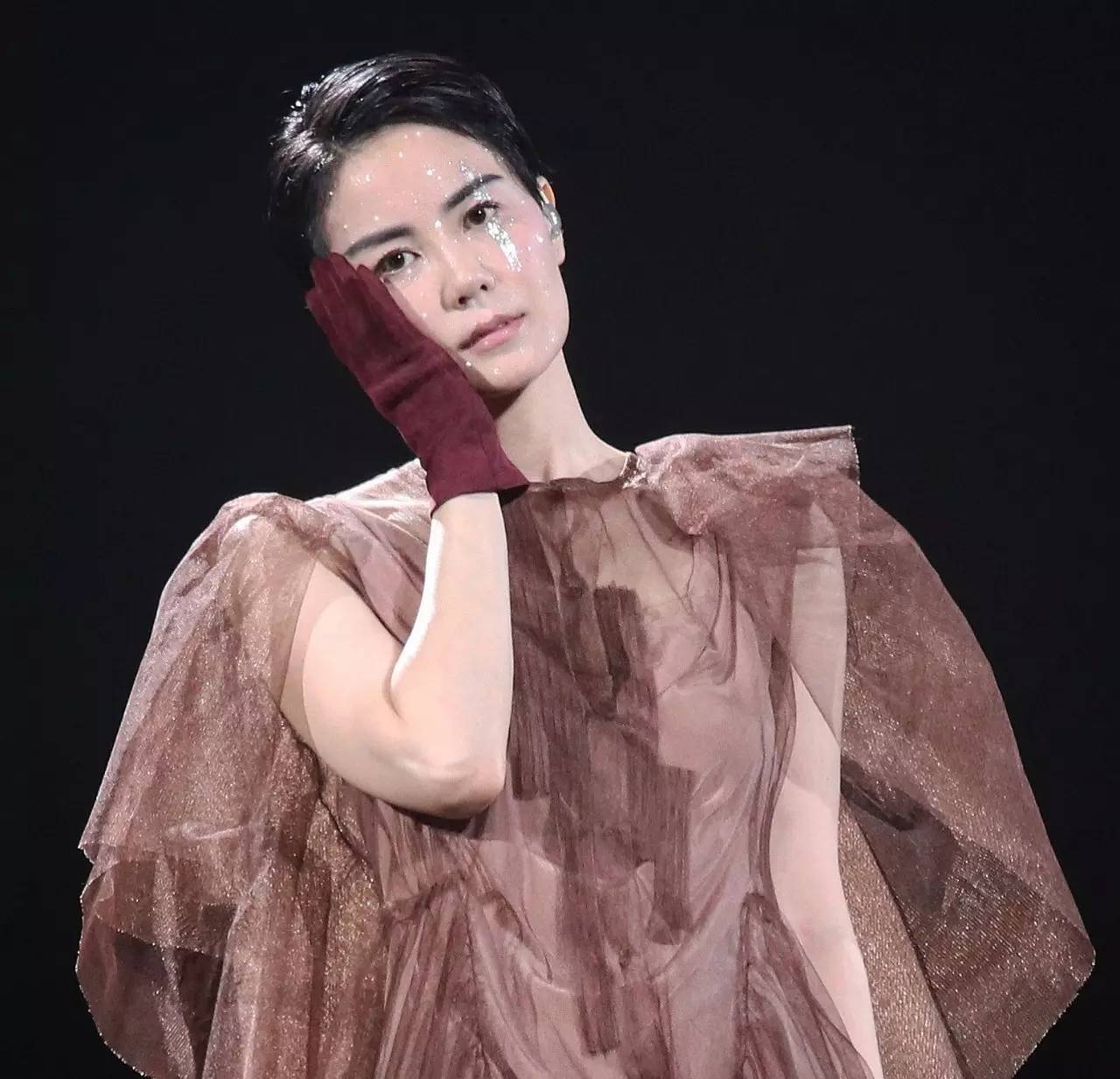 天价？跑调？那又怎样？王菲依旧是那个超级时尚IT