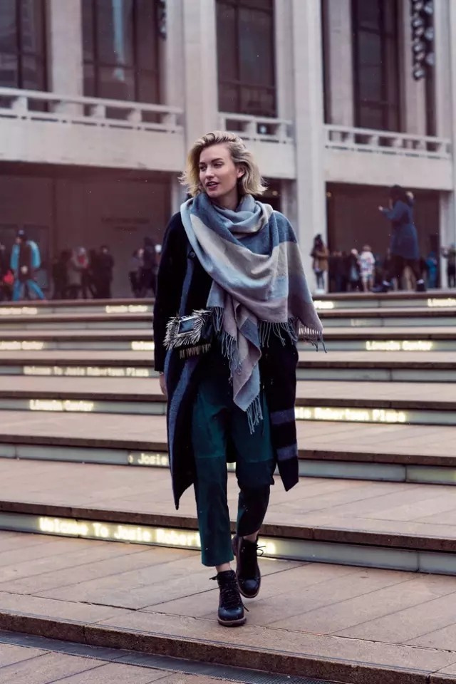 羊绒围巾的简单时尚保暖系法,长羊绒围巾的20种系法图解