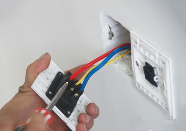 家里的插座坏了如何修理,家里的插座坏了怎么维修