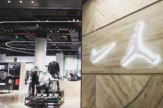 我们带着MeloM13来到即将重装开业的NIKE体验店