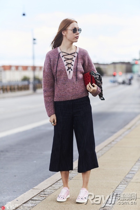 肩宽可以穿v领荷叶边上衣吗,肩宽适合穿什么圆领还是v领上衣