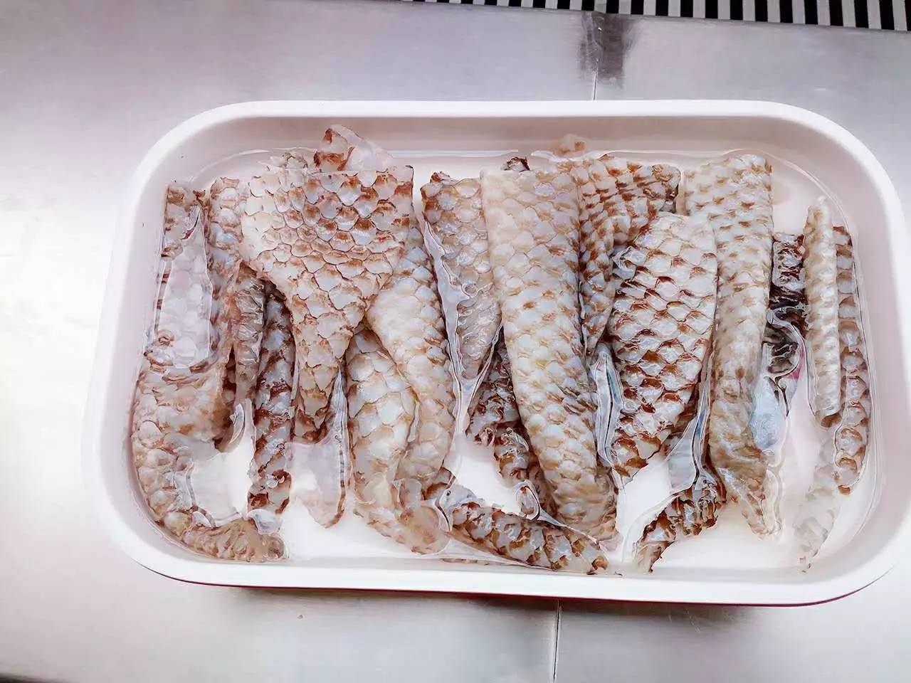 蚌埠这家店真奇怪，吃饭要看颜色，还送苹果笔记本电脑和爱疯七……