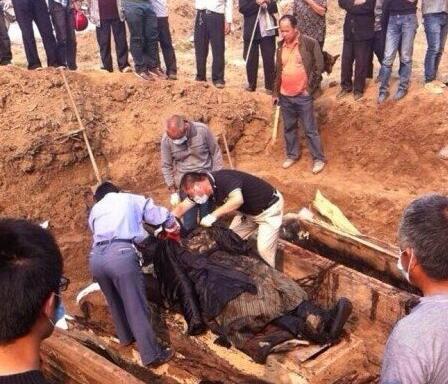 挖出龙袍干尸墓,工地施工挖出一具女尸