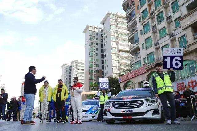 这个感觉倍儿爽，因为我们拿了12小时耐力赛的奖杯