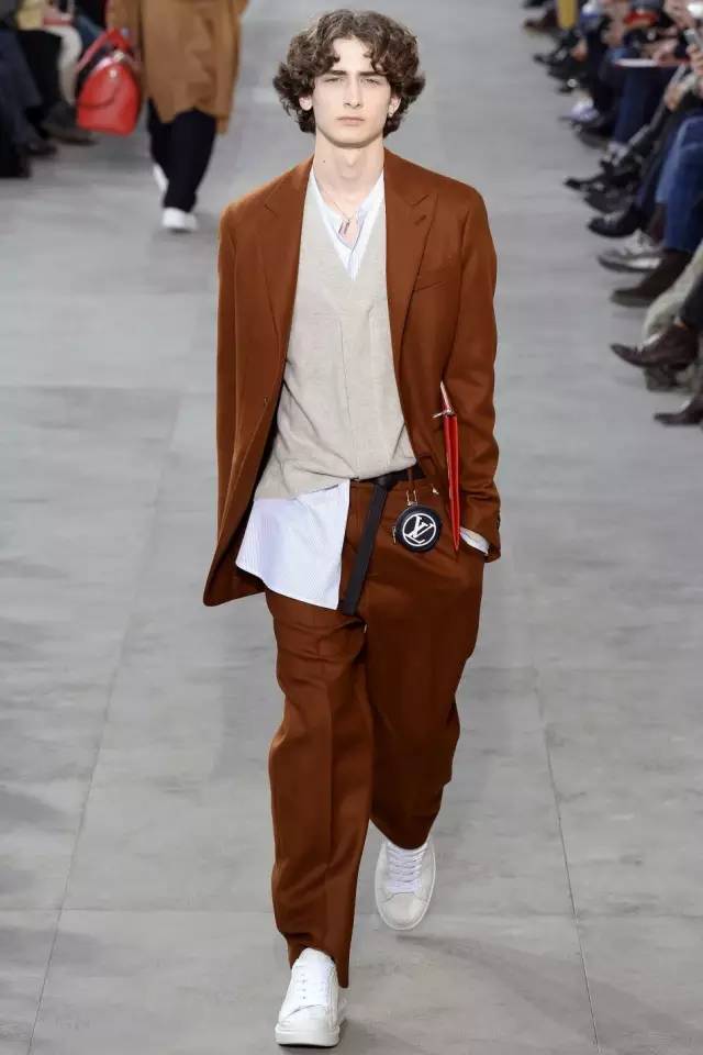 轰动时尚圈LouisVuittonXSupreme系列