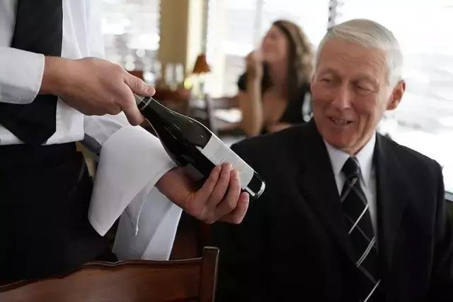 商务用餐如何挑选葡萄酒,葡萄酒在餐厅怎么选