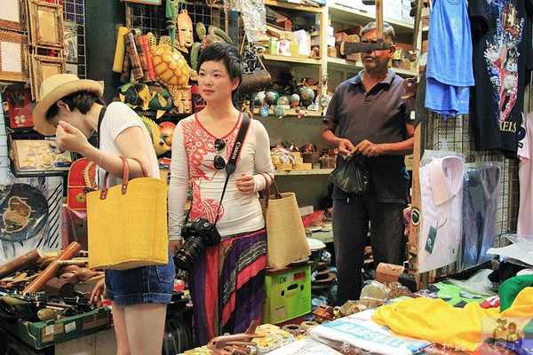 在外国街头演唱中国乐器,在外国街头演奏市集音乐