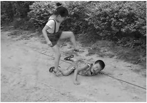 早上起床左脸疼，奶奶说是鬼掐的，然后她拔了人家坟头上的草