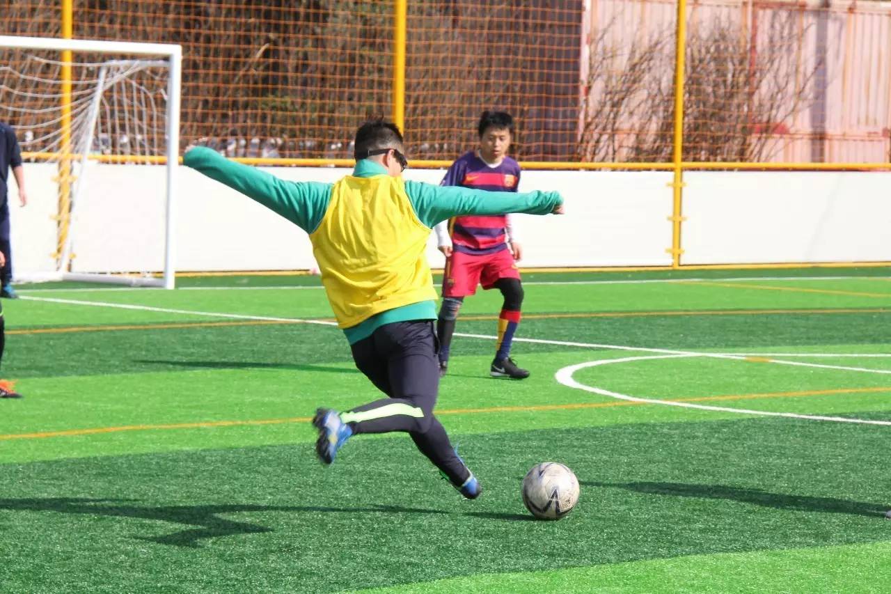 早上7点起来踢足球合适吗,清晨六点踢球