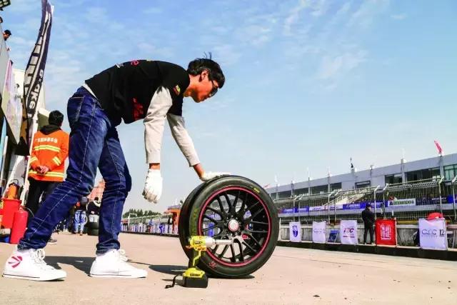 这个感觉倍儿爽，因为我们拿了12小时耐力赛的奖杯