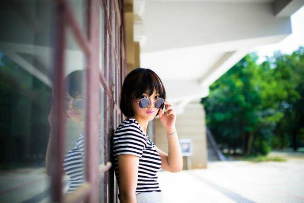 头发不长不短尴尬期怎么弄低马尾,头发不长不短尴尬期