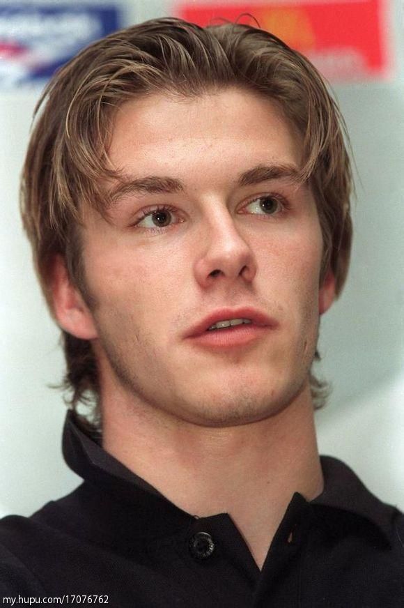 春节我们看完春晚再看足球圈里的帅哥，内含帅你一脸的卡卡