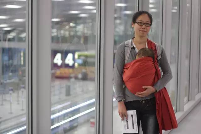 呕吐、洒食物、睡不好、拉臭臭，带娃坐飞机的“幺蛾子”怎么解决？